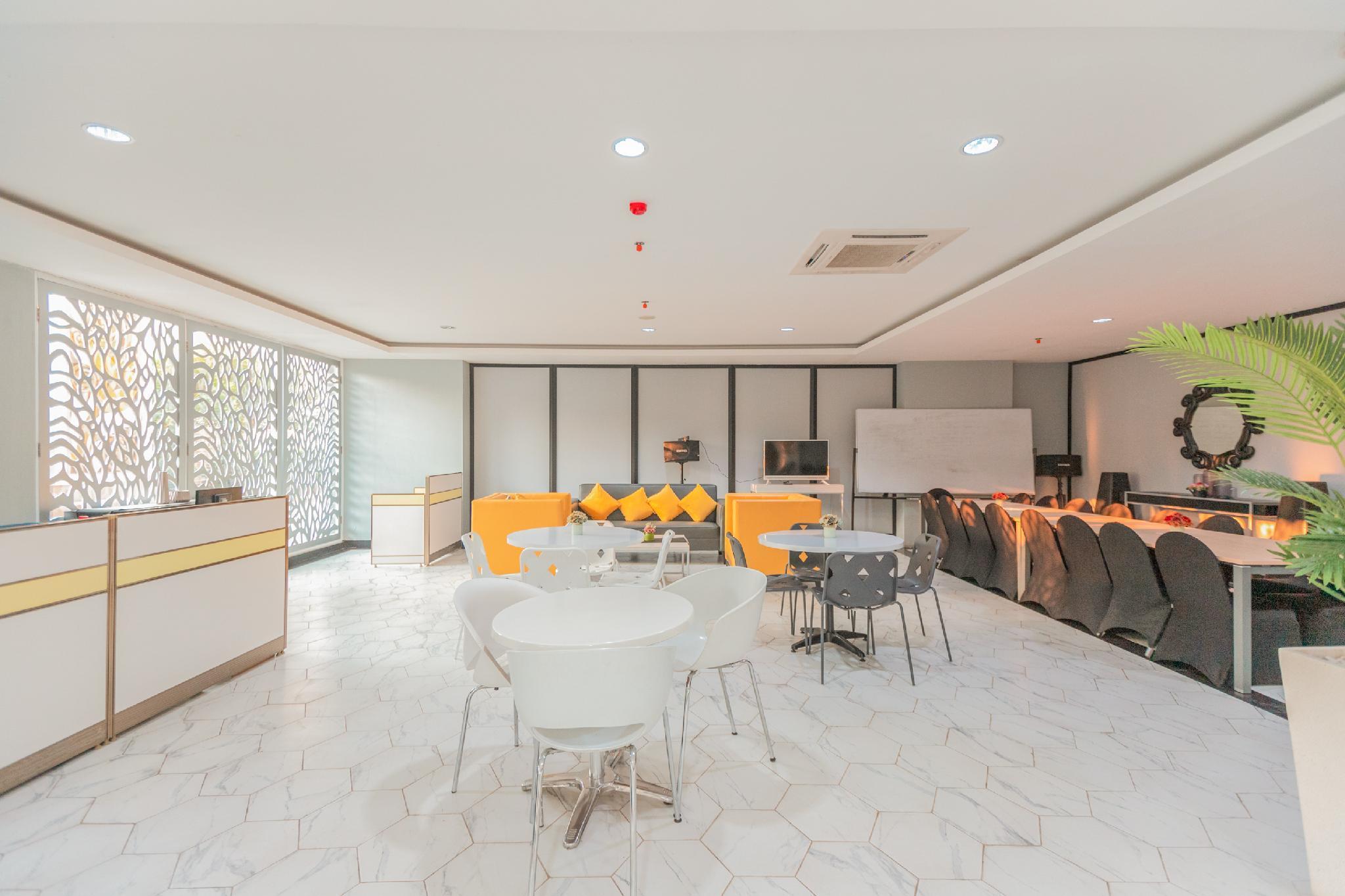 Flagship 750 Mont Blanc Hotel Bekasi Buitenkant foto